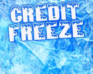 mensaje de texto que dice “congelación de crédito” sobre una imagen de hielo